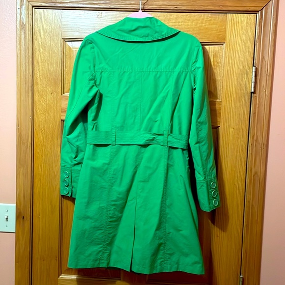 Pretty green lightweight double breasted trench coat with belt - Picture 2 of 10
